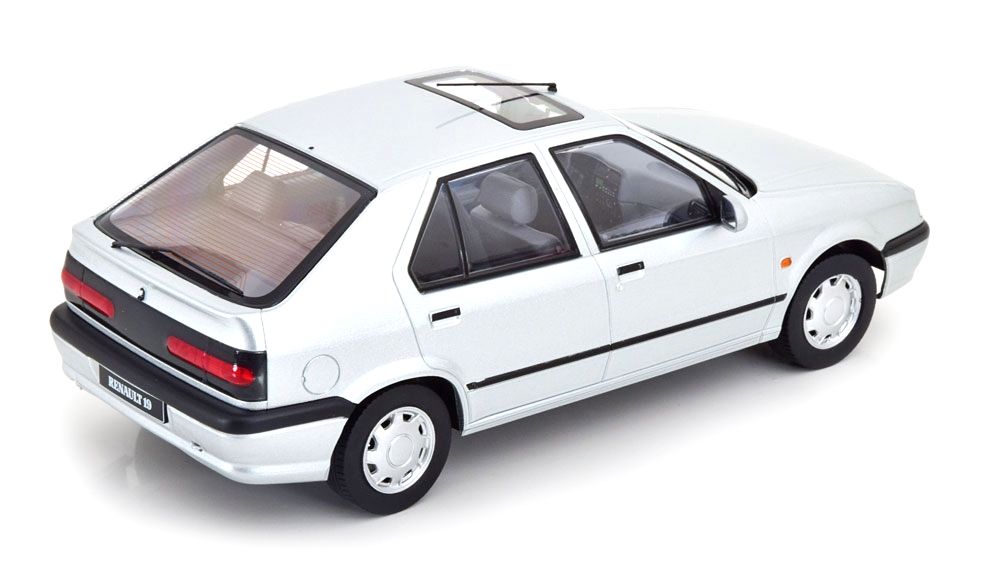 Renault 19 1994 silver metallic 1:18 Triple9 Collection