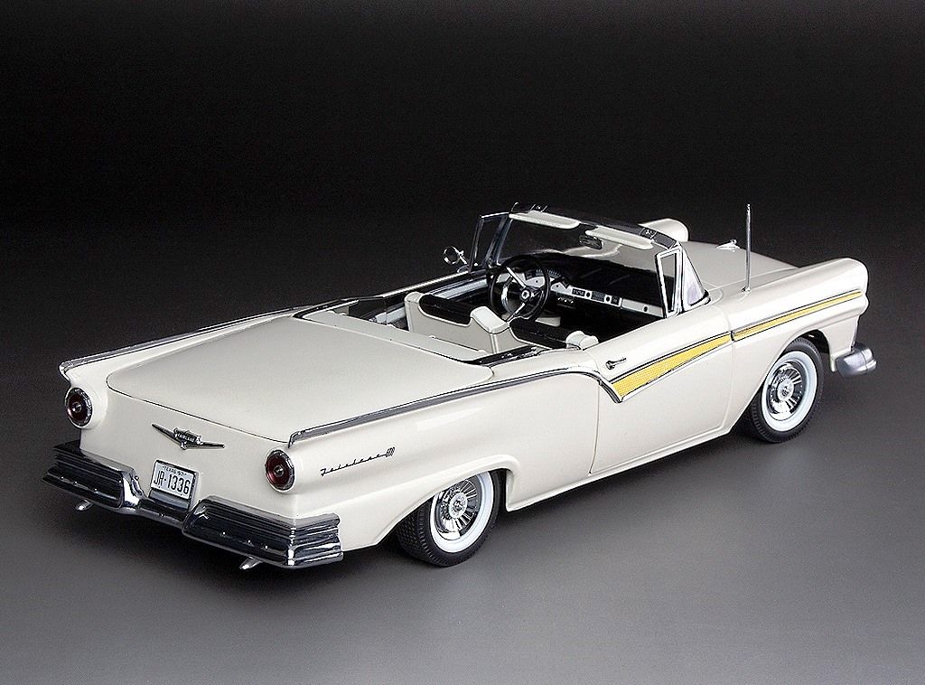 Ford Fairlane 500 Skyliner 1957 white 1:18 Sun Star