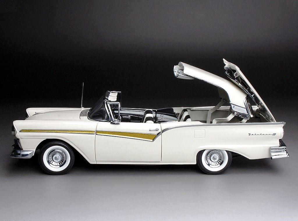 Ford Fairlane 500 Skyliner 1957 white 1:18 Sun Star