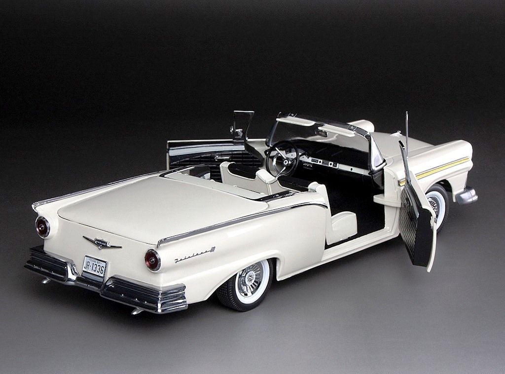 Ford Fairlane 500 Skyliner 1957 white 1:18 Sun Star