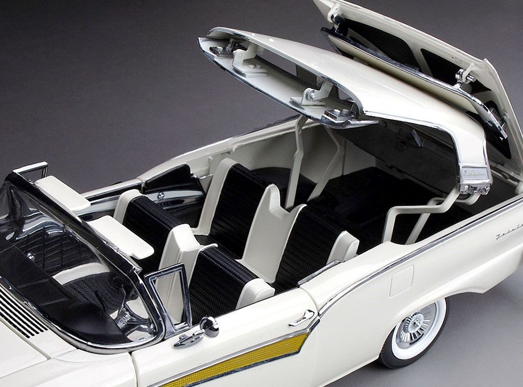 Ford Fairlane 500 Skyliner 1957 white 1:18 Sun Star