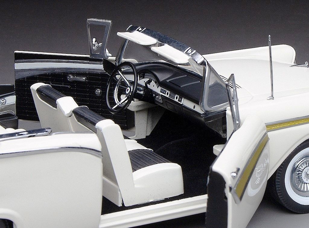 Ford Fairlane 500 Skyliner 1957 white 1:18 Sun Star