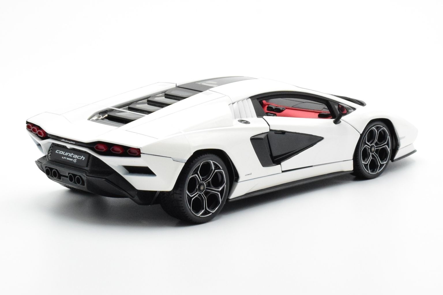 Lamborghini Countach LPI 800-4 white 1:18 Maisto