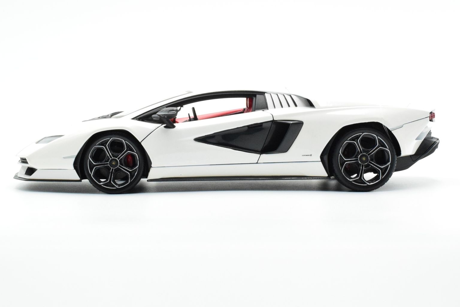Lamborghini Countach LPI 800-4 white 1:18 Maisto