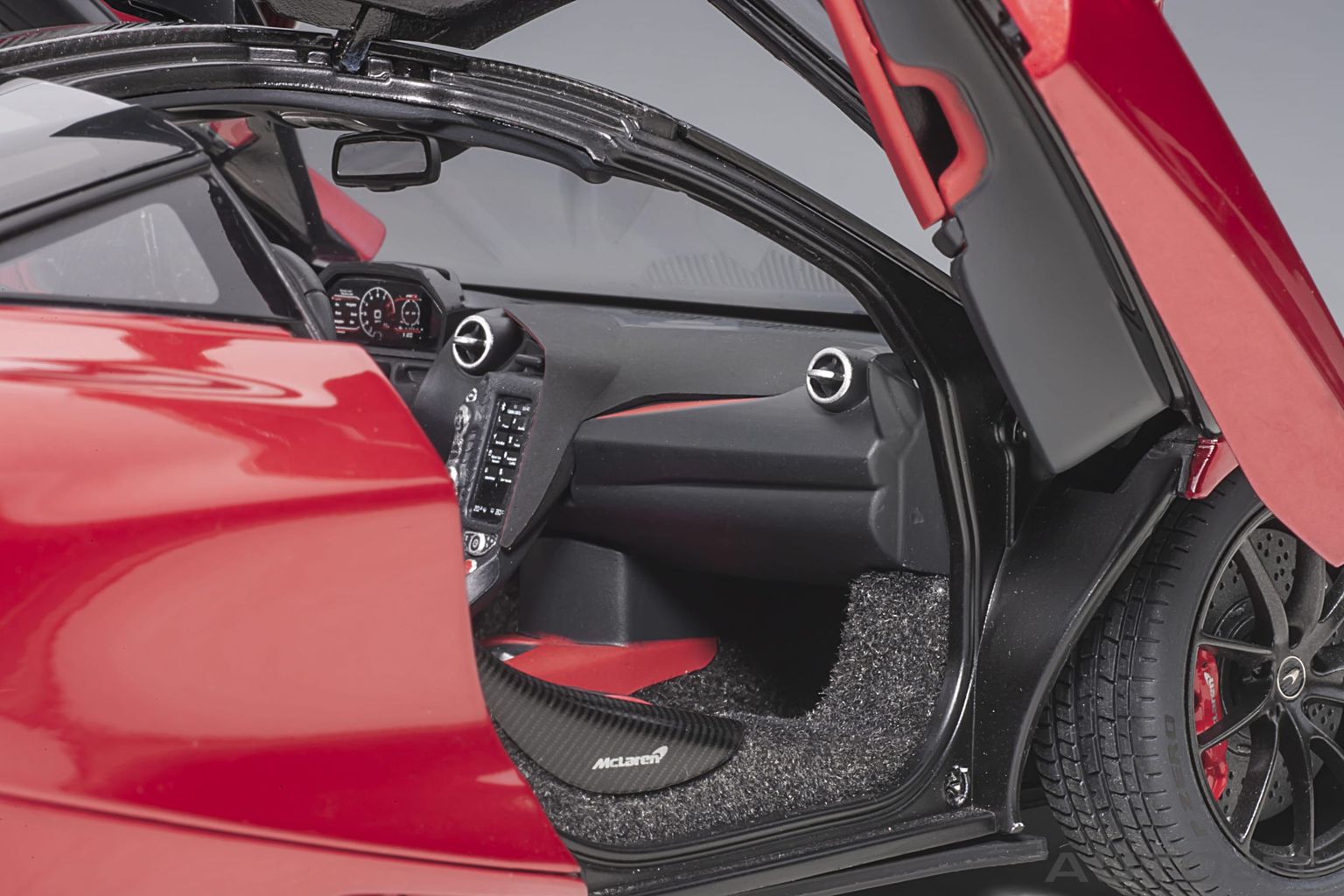 McLaren 720S 2017 Memphis red 1:18 AUTOart