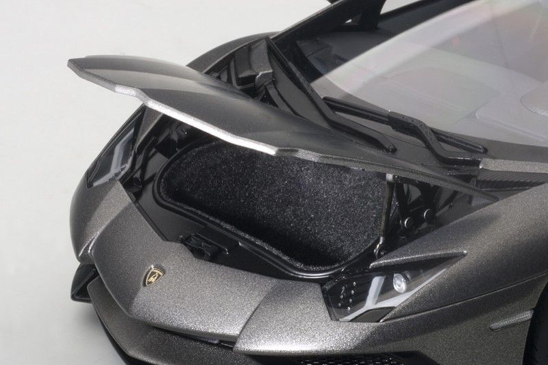 Lamborghini Aventador LP750-4 SV 2015 grey 1:18 AUTOart