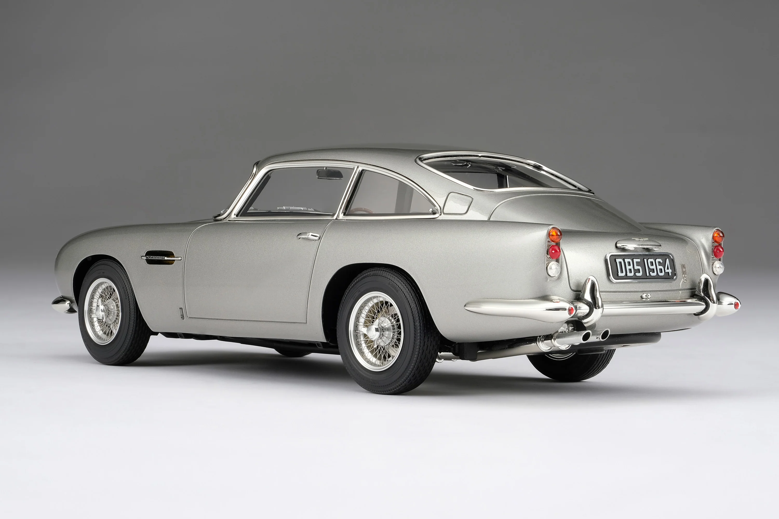 Aston Martin DB5 Vantage 1963 silver 1:18 Amalgam