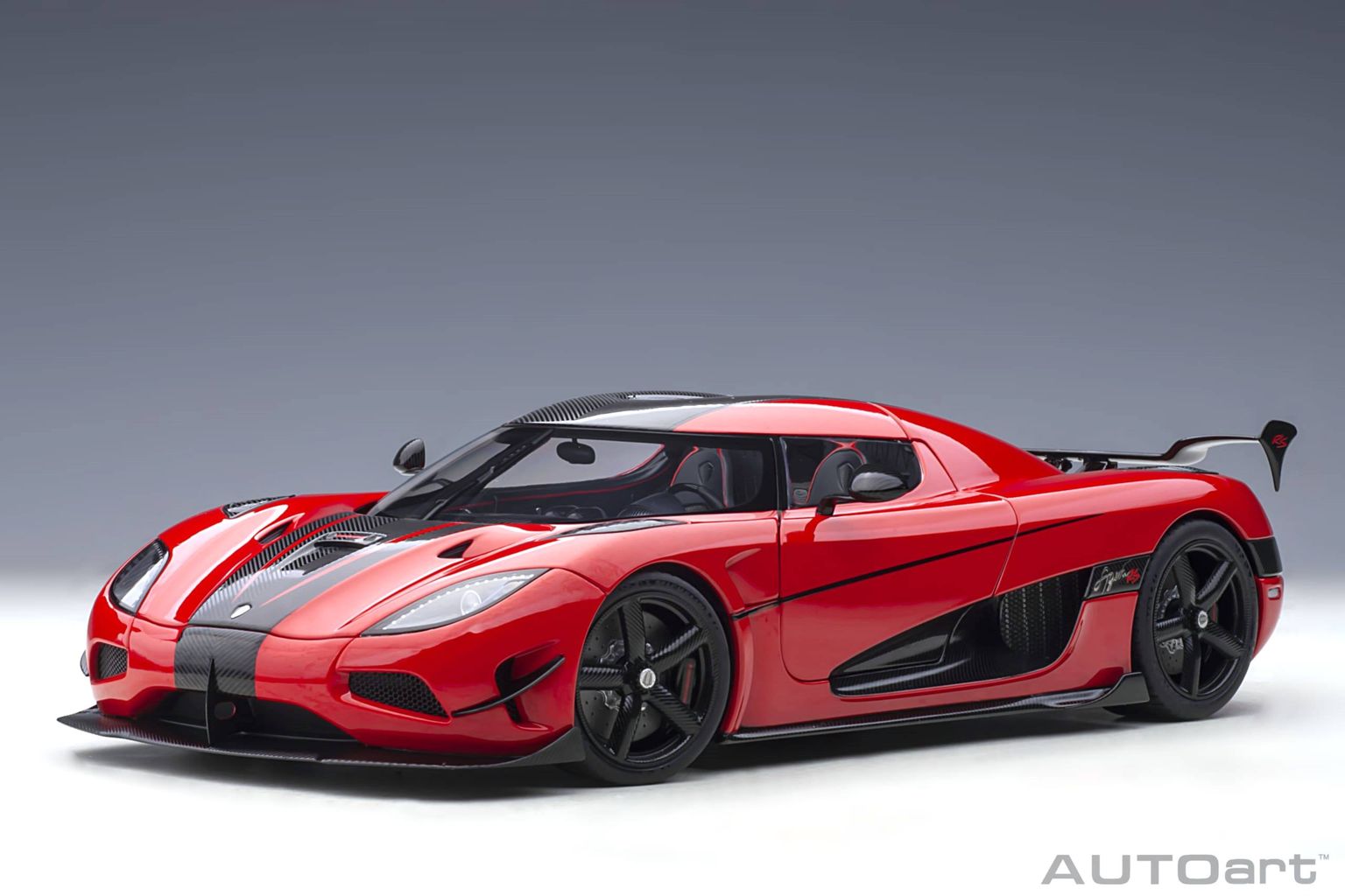Koenigsegg Agera RS 2015 chilli red/carbon/black accents 1:18 AUTOart