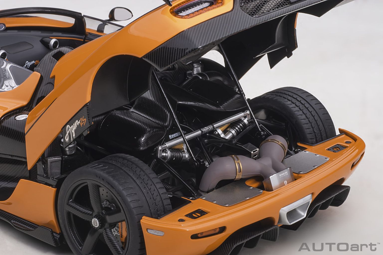 Koenigsegg Agera RS 2015 cone orange/carbon/black accents 1:18 AUTOart