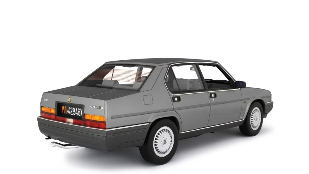 Alfa Romeo 90 2.5 1985 grigio medio 1:18 Laudoracing Model