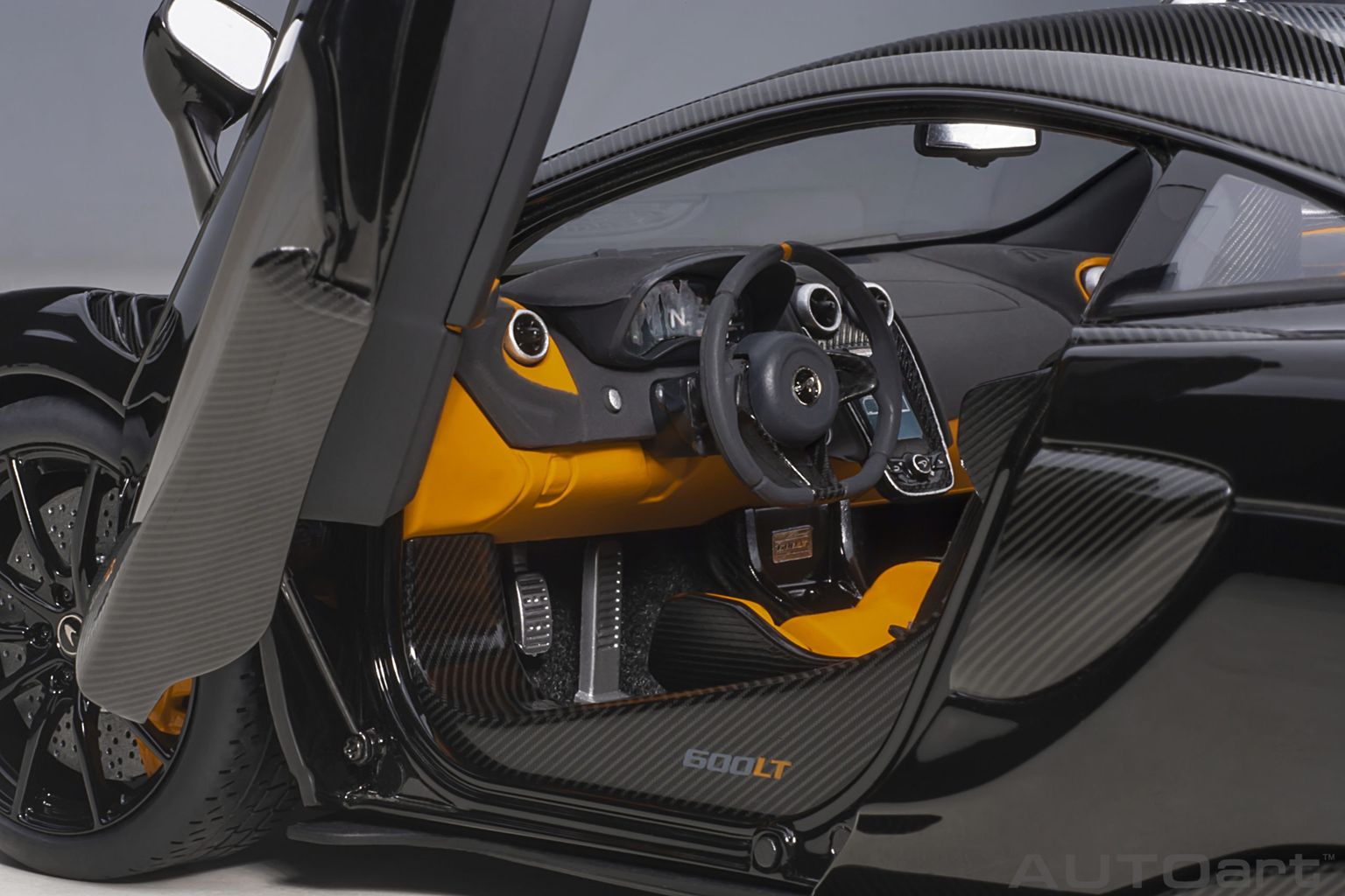 McLaren 600LT 2019 onyx black 1:18 AUTOart