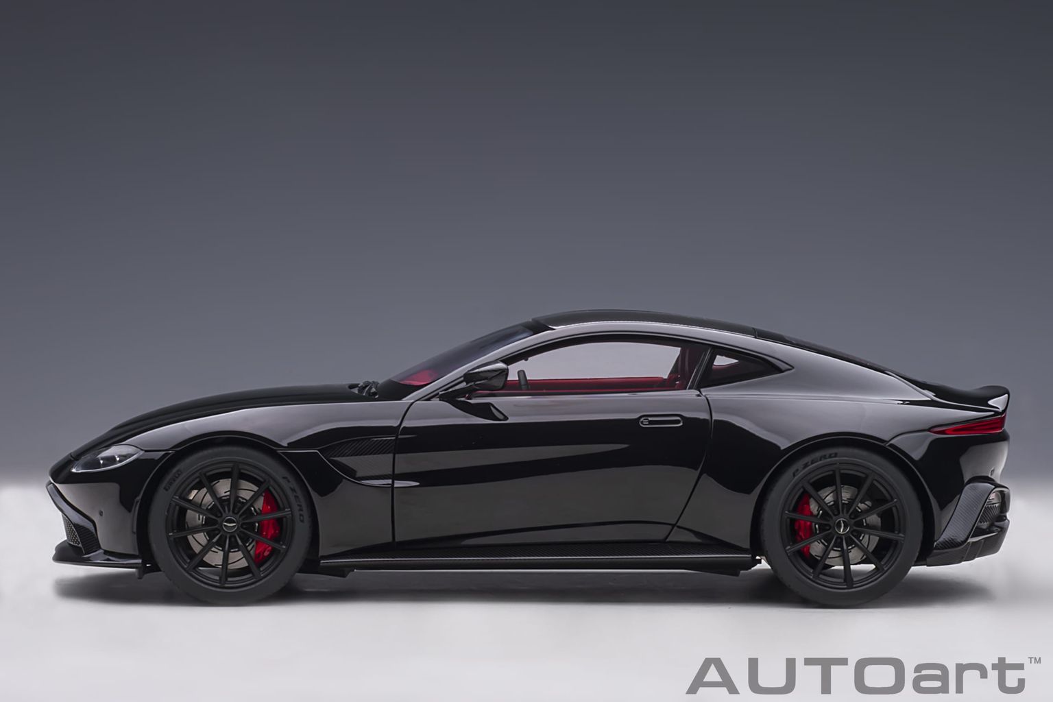 Aston Martin Vantage 2019 jet black 1:18 AUTOart