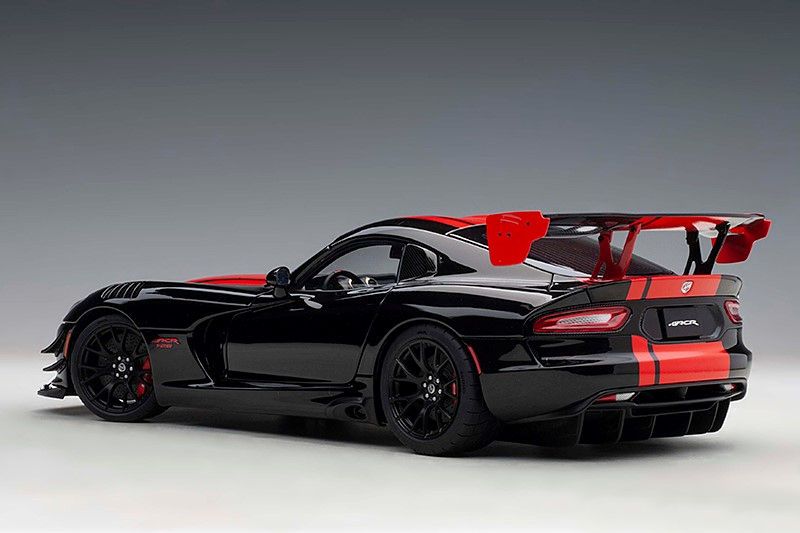 Dodge Viper ACR 2017 black/red stripes 1:18 AUTOart