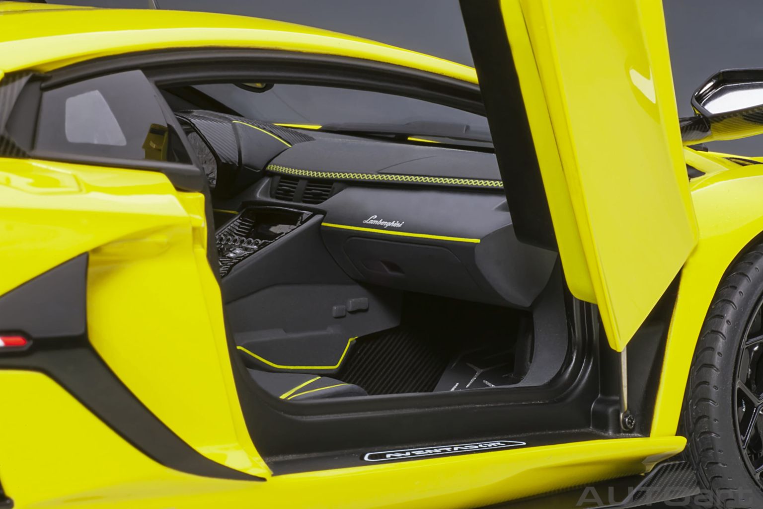 Lamborghini Aventador SVJ giallo tenerife 1:18 AUTOart