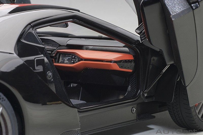 Ford GT 2017 black/orange stripes 1:18 AUTOart