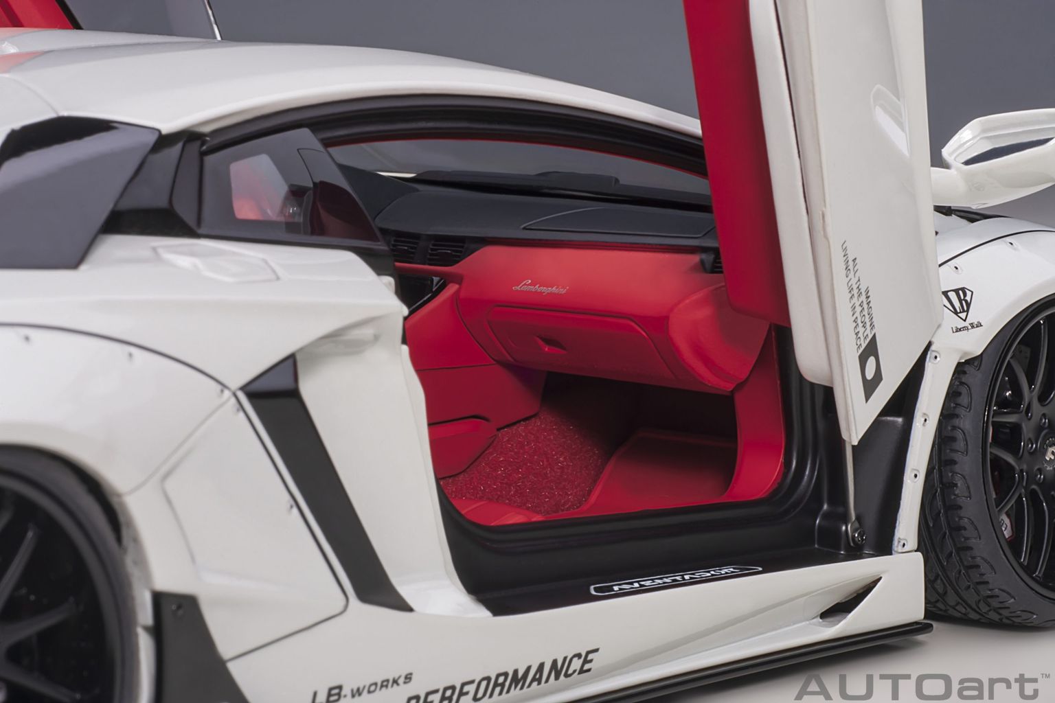 Liberty Walk Lb-Works Lamborghini Aventador Limited Edition white/carbon bonnet 1:18 AUTOart