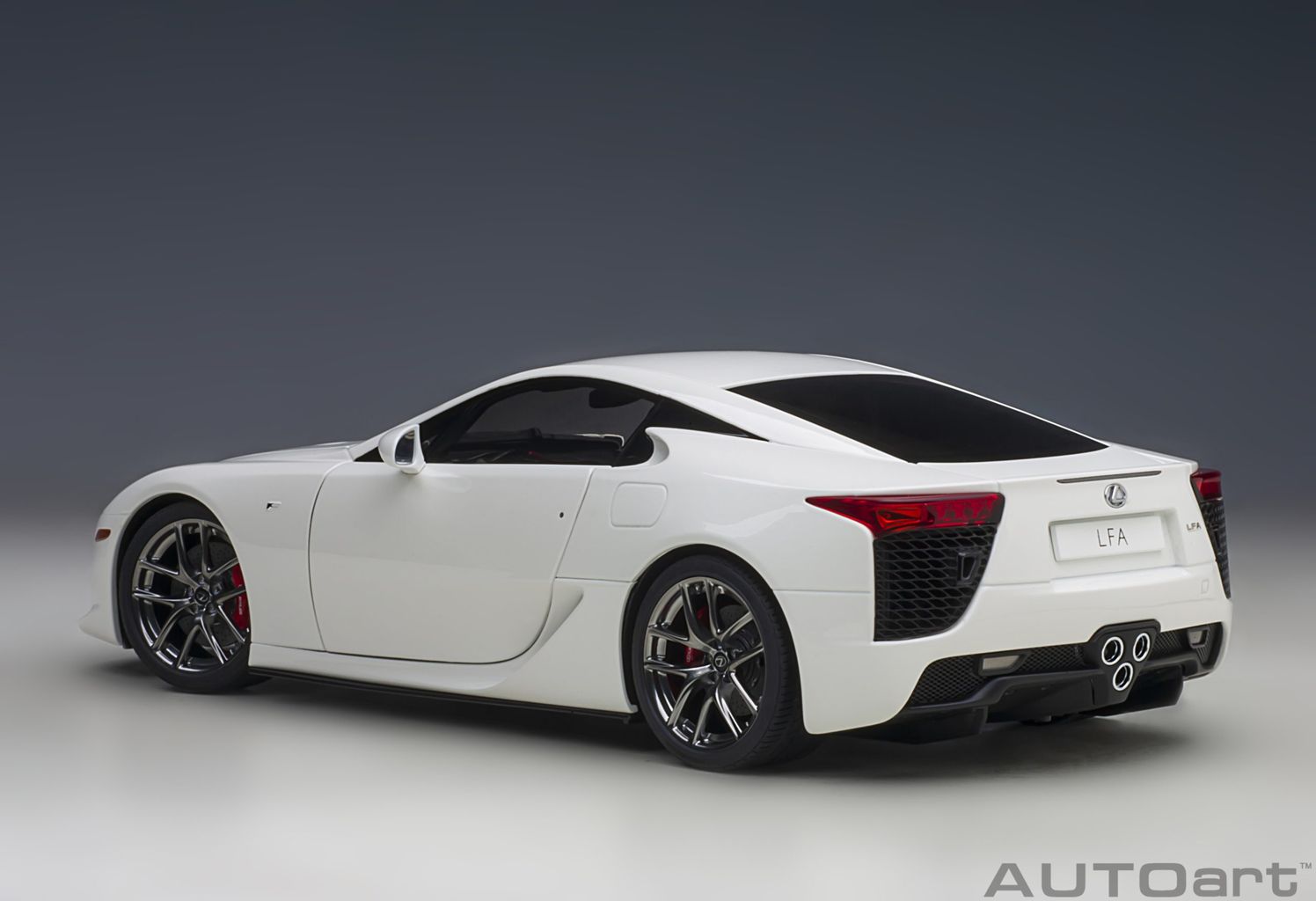 Lexus LFA 2010 whitest white 1:18 AUTOart
