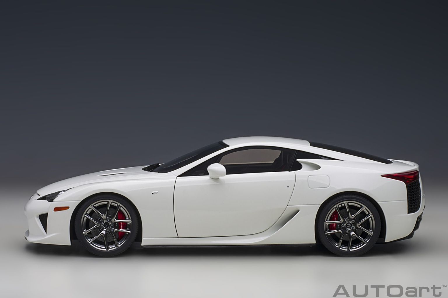 Lexus LFA 2010 whitest white 1:18 AUTOart