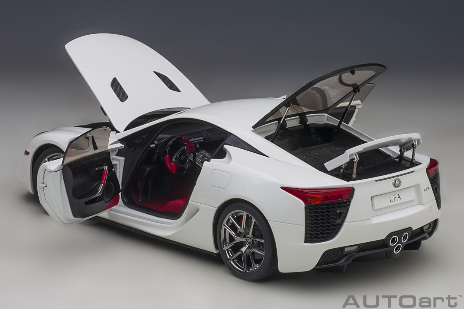 Lexus LFA 2010 whitest white 1:18 AUTOart