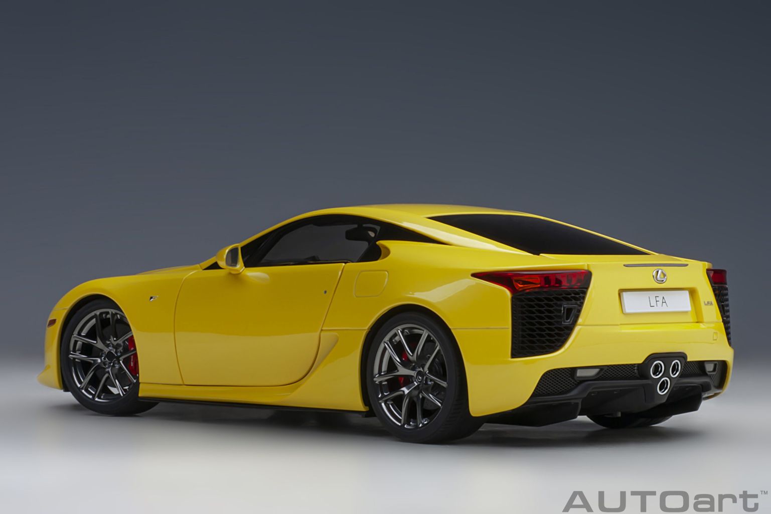 Lexus LFA 2010 pearl yellow 1:18 AUTOart
