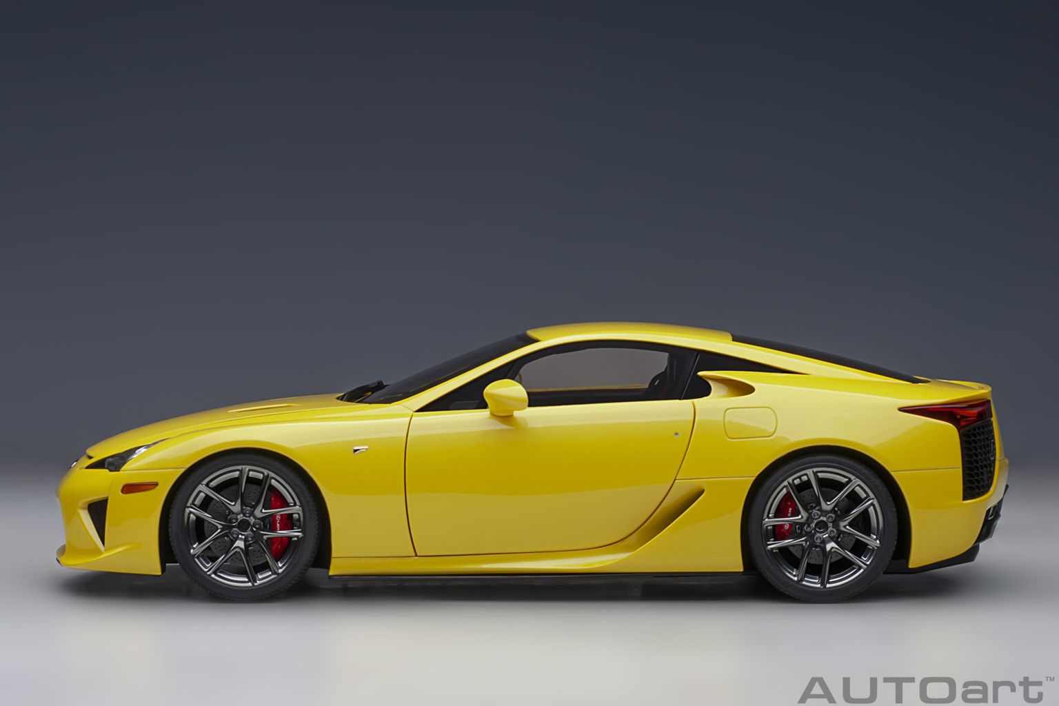 Lexus LFA 2010 pearl yellow 1:18 AUTOart