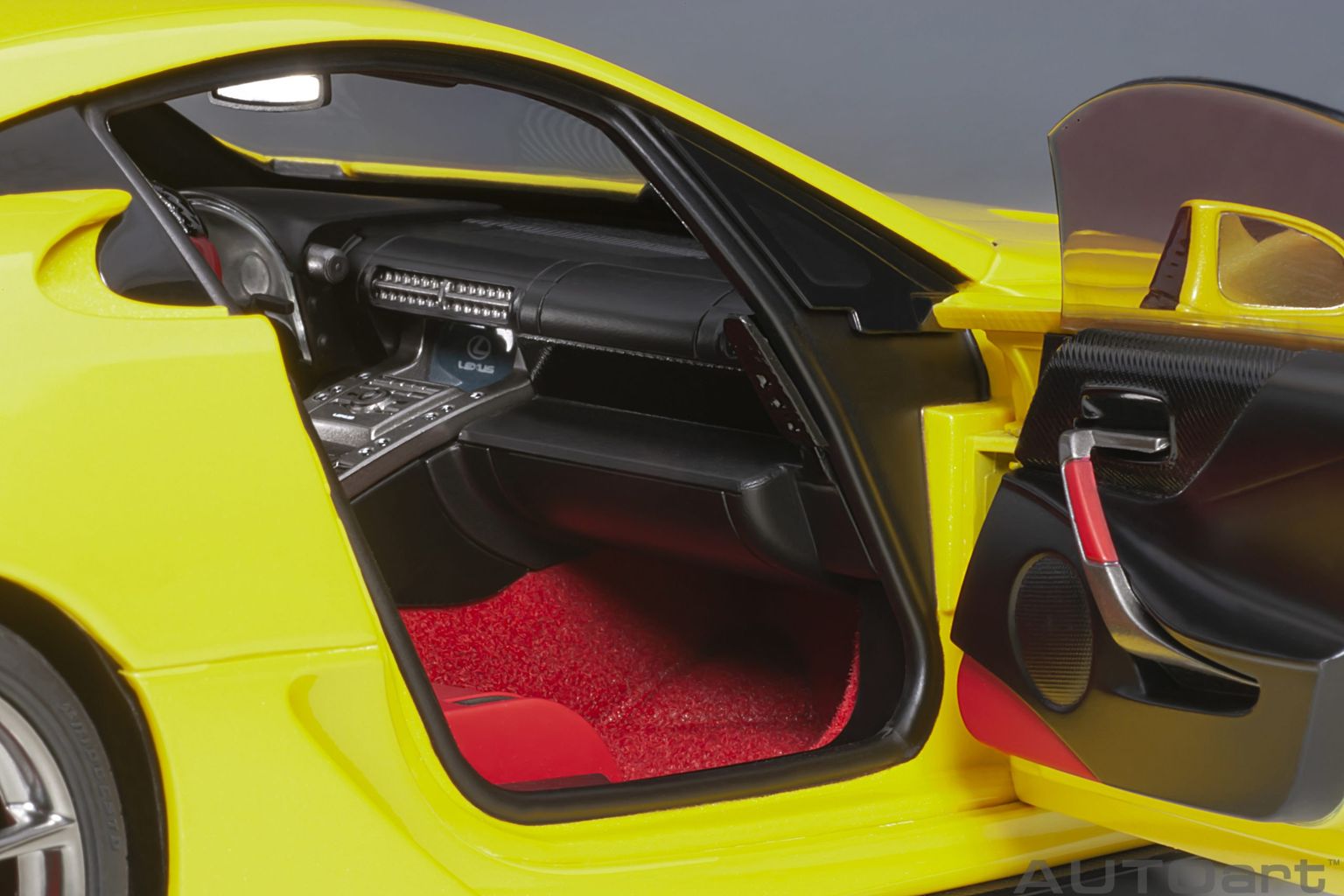 Lexus LFA 2010 pearl yellow 1:18 AUTOart