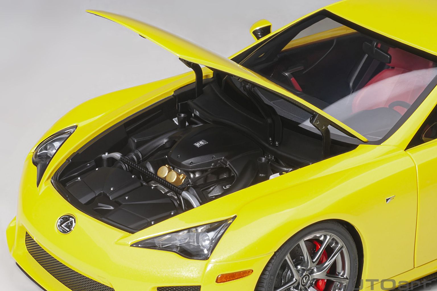 Lexus LFA 2010 pearl yellow 1:18 AUTOart