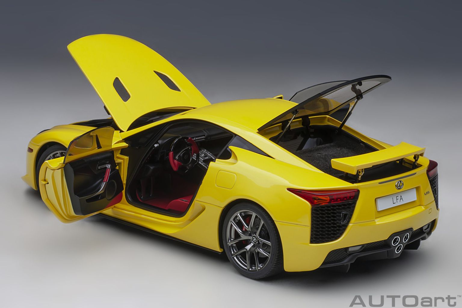 Lexus LFA 2010 pearl yellow 1:18 AUTOart