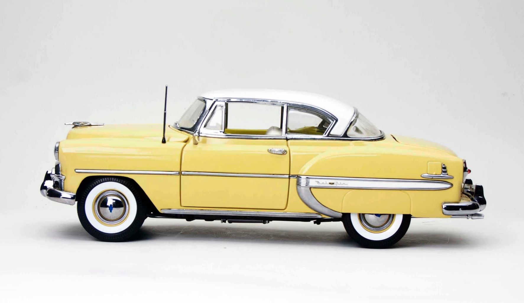 Chevrolet Bell Air Hardtop Coupe 1953 gold 1:18 Sun Star