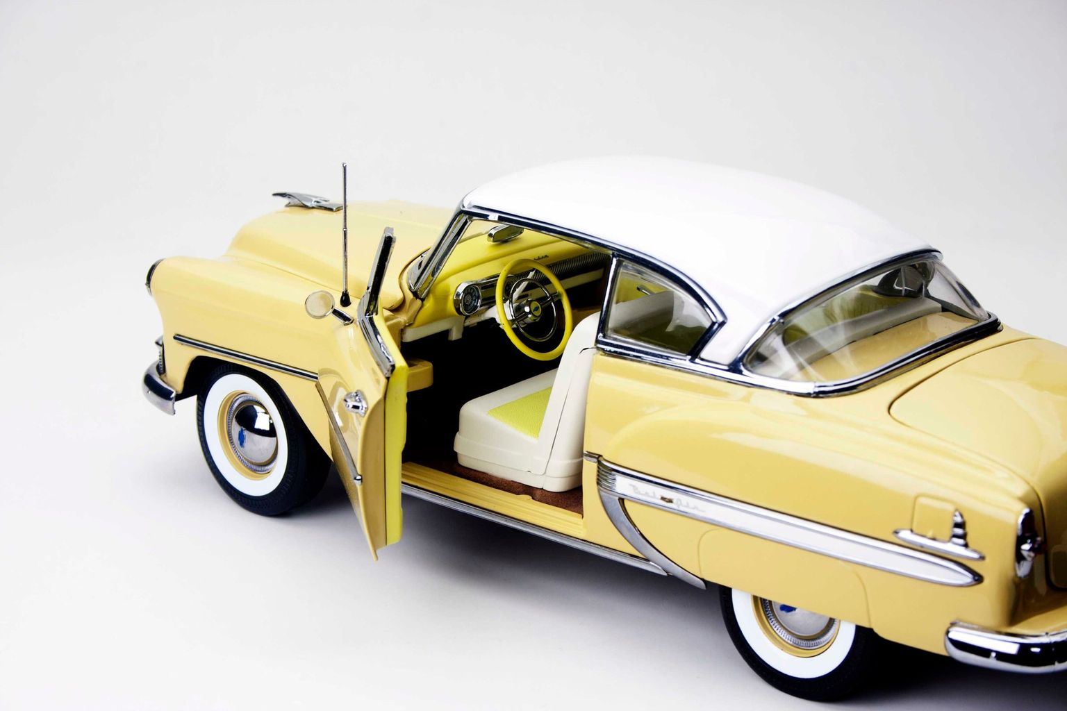 Chevrolet Bell Air Hardtop Coupe 1953 gold 1:18 Sun Star