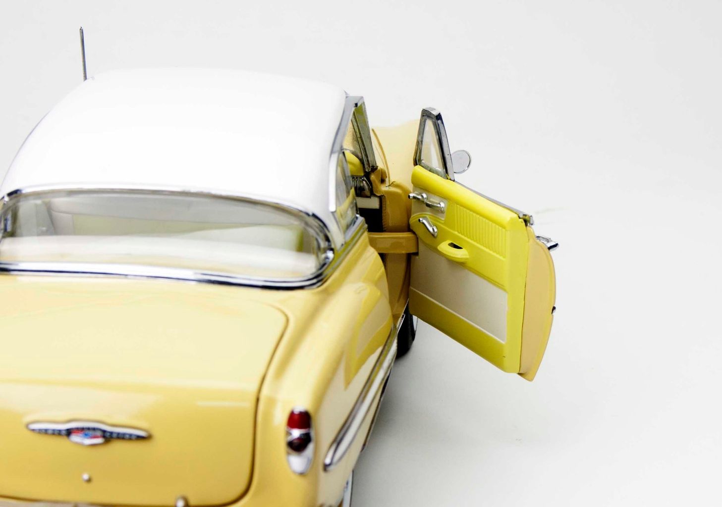 Chevrolet Bell Air Hardtop Coupe 1953 gold 1:18 Sun Star