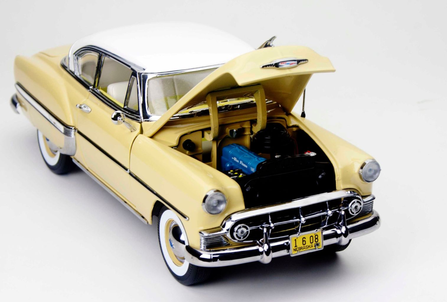 Chevrolet Bell Air Hardtop Coupe 1953 gold 1:18 Sun Star