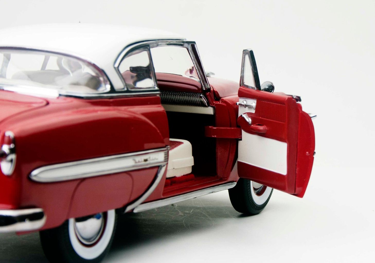 Chevrolet Bell Air Hardtop Coupe 1953 dark red 1:18 Sun Star