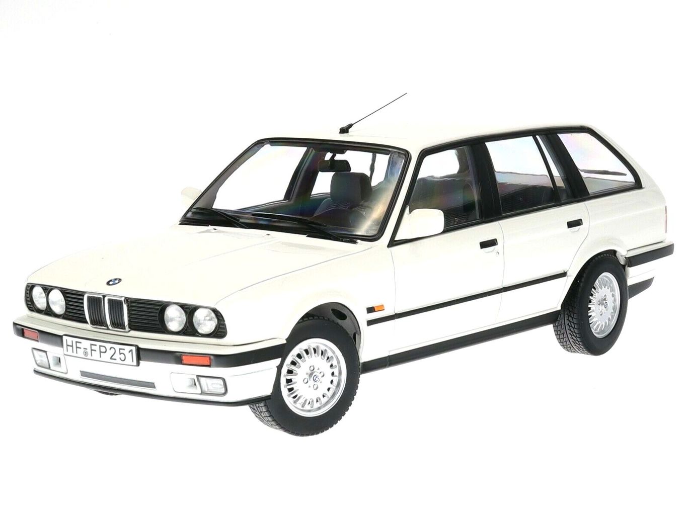 BMW 325i Touring (E30) 1988 white 1:18 Norev