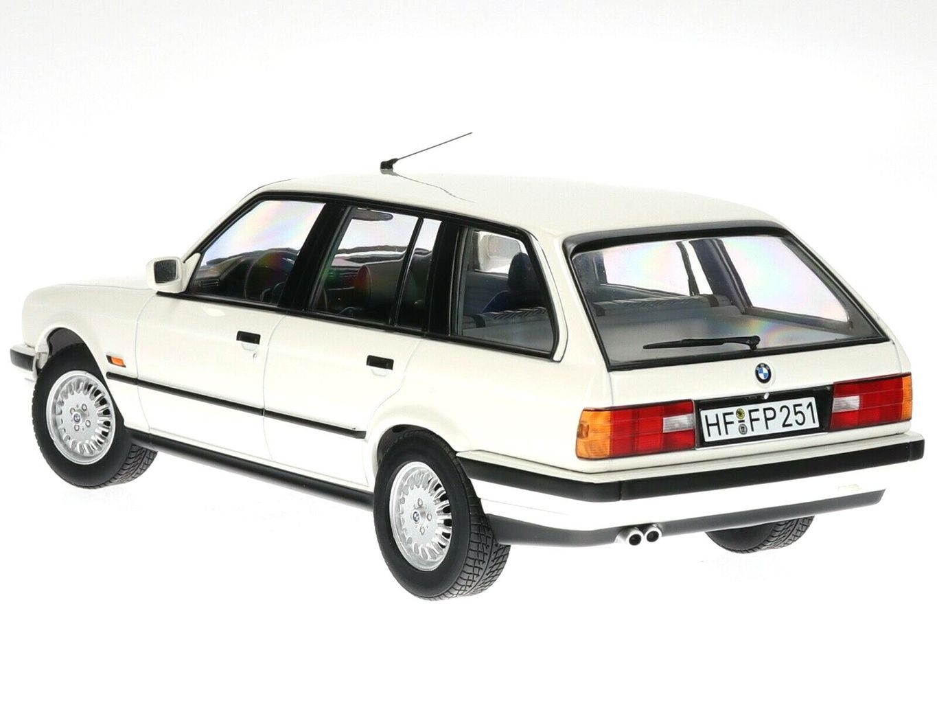 BMW 325i Touring (E30) 1988 white 1:18 Norev
