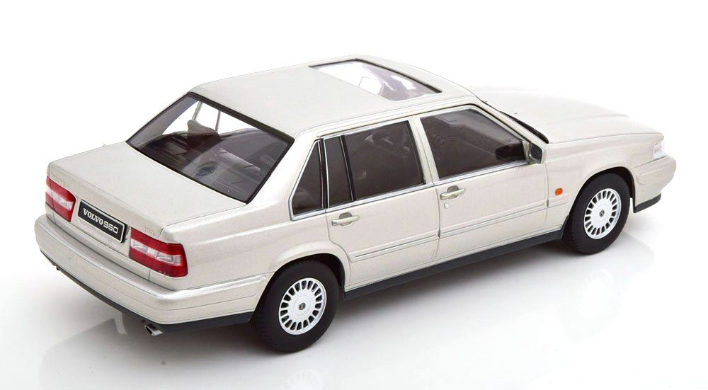 Volvo 960 1996 silver metallic 1:18 Triple9 Collection