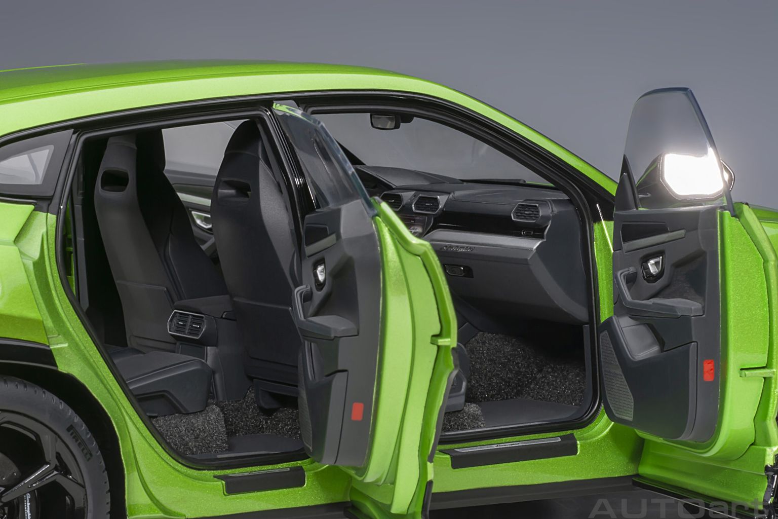 Lamborghini Urus 2018 pearl green 1:18 AUTOart