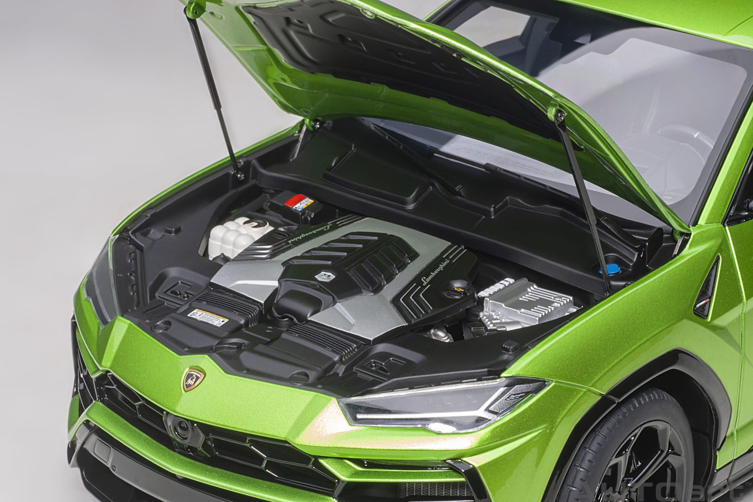 Lamborghini Urus 2018 pearl green 1:18 AUTOart