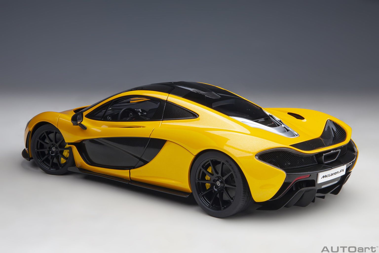 McLaren P1 2013 yellow/black interior 1:18 AUTOart