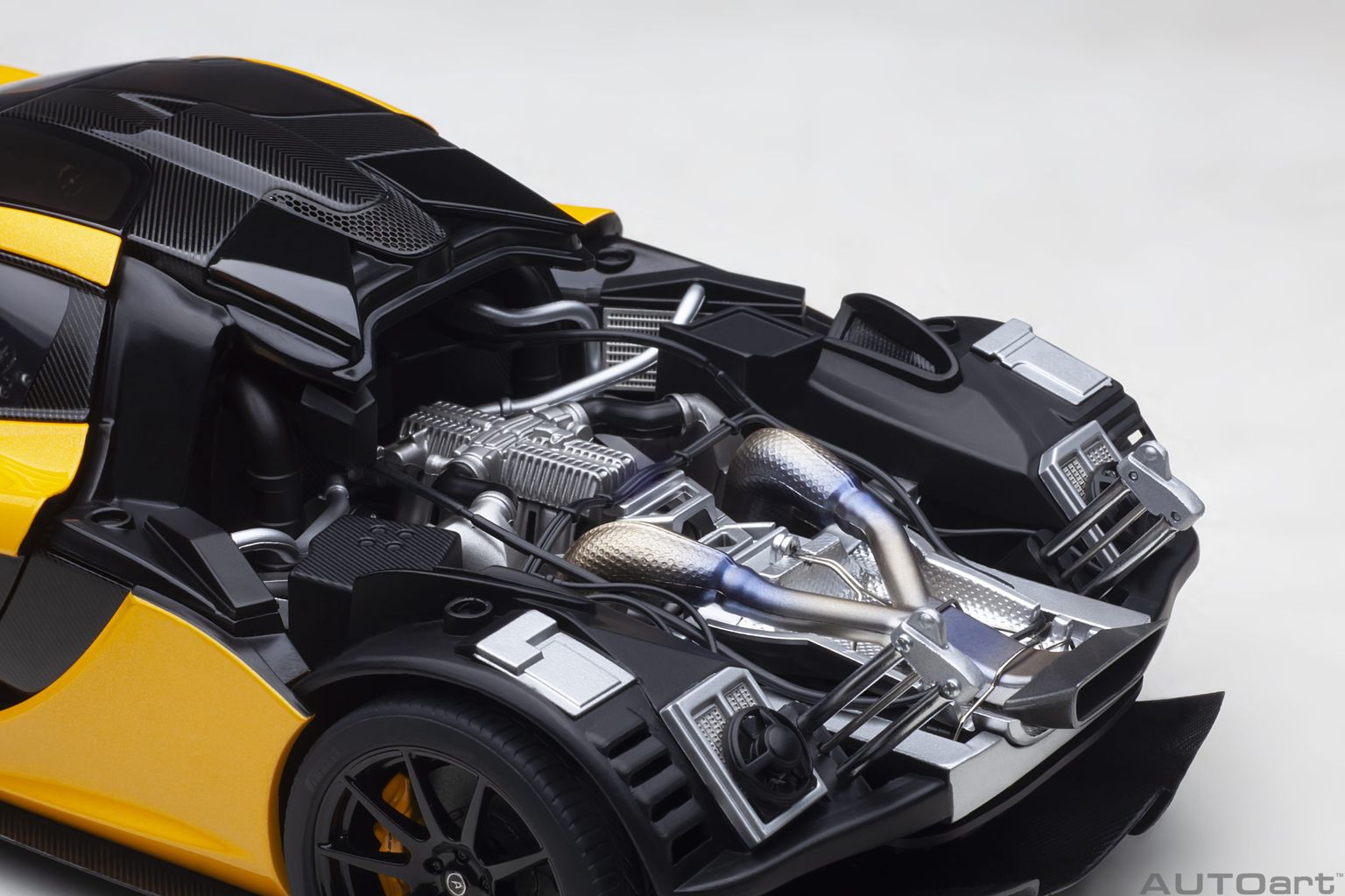 McLaren P1 2013 yellow/black interior 1:18 AUTOart