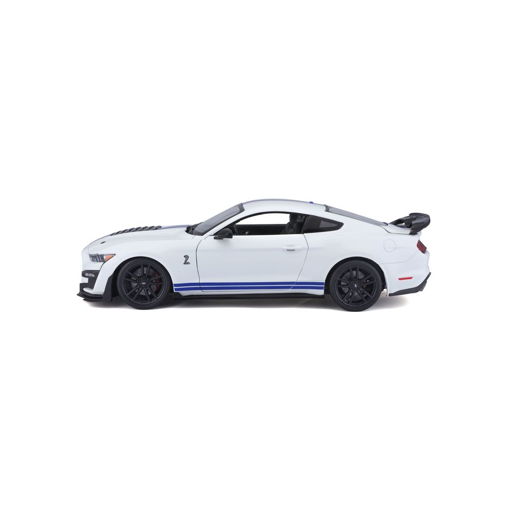 Ford Mustang Shelby GT500 2020 white/stripes 1:18 Maisto