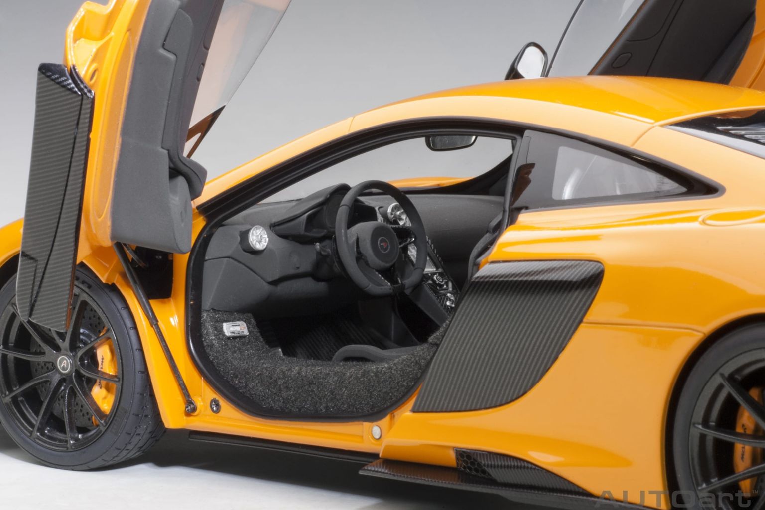 McLaren 675 LT 2016 McLaren orange 1:18 AUTOart