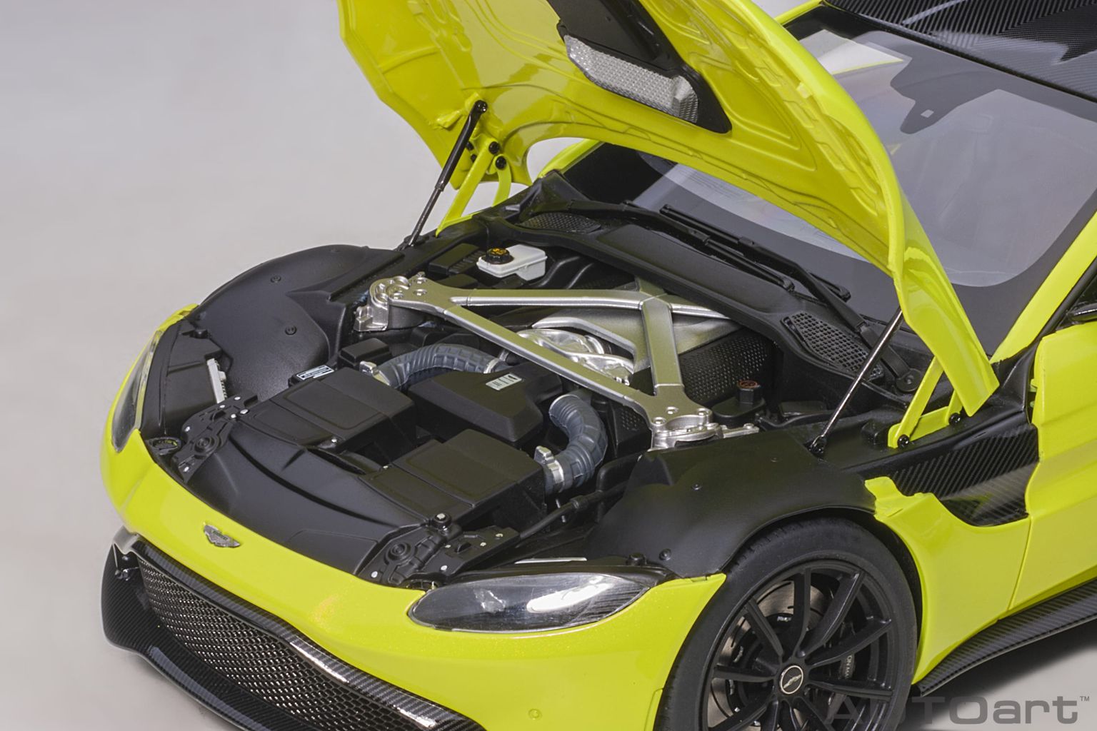 Aston Martin Vantage 2019 lime essence 1:18 AUTOart