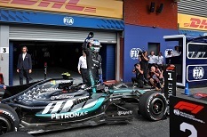 Mercedes-AMG Petronas F1 Team W17 #12 K.Antonelli Winner Spa GP 2026 with Figurine + Position and Pit Board 1:64 Minichamps