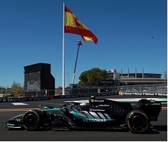 Mercedes-AMG Petronas F1 Team W17 #12 K.Antonelli Winner Spanish GP 2026 with Figurine + Position Board 1:64 Minichamps