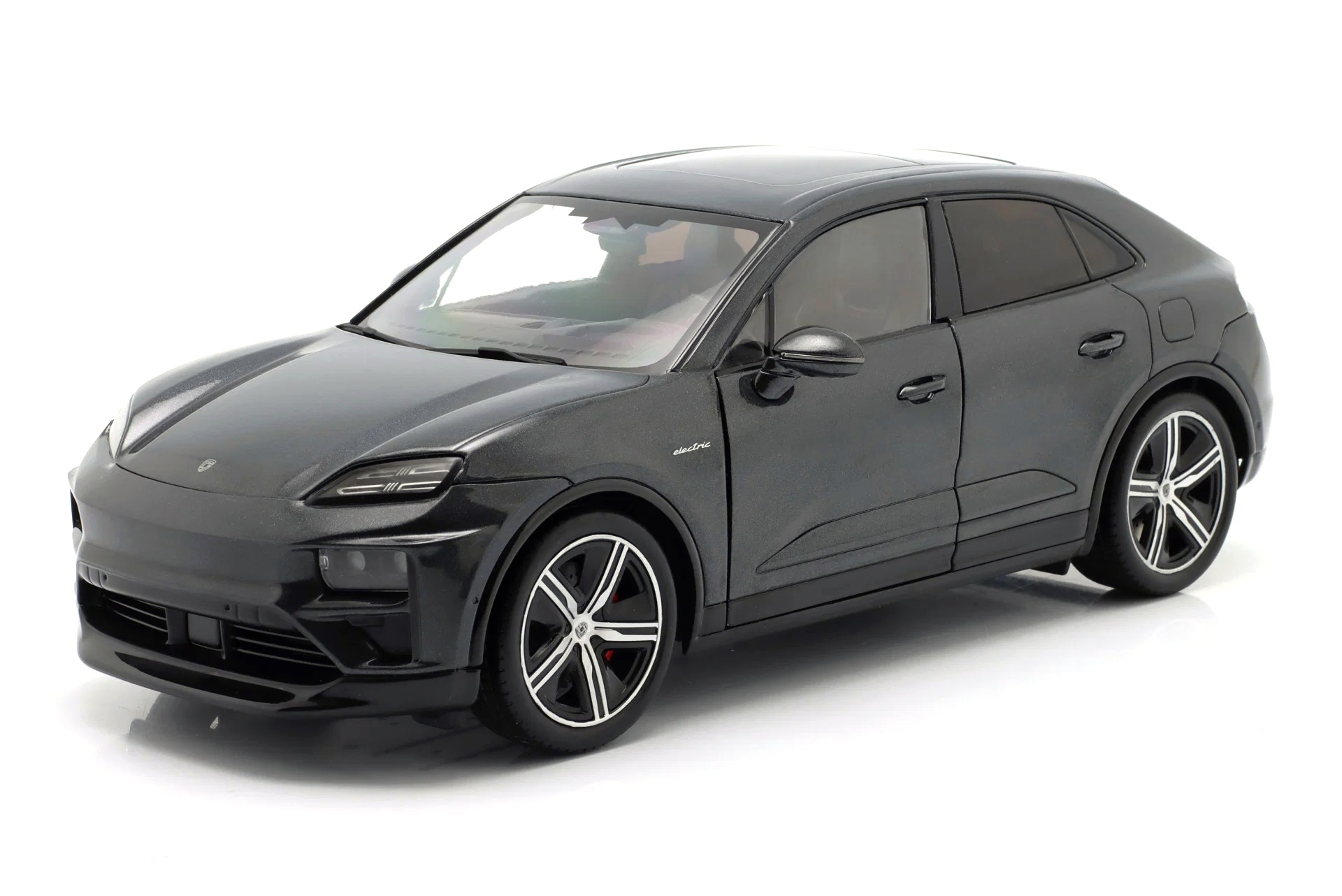 Porsche Macan Turbo H2 2024 volcano grey 1:18 Solido