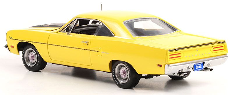 Plymouth Road Runner *Season 8 - Roadrunner With A Twist* Graveyard Carz 1970 yellow 1:18 G.M.P