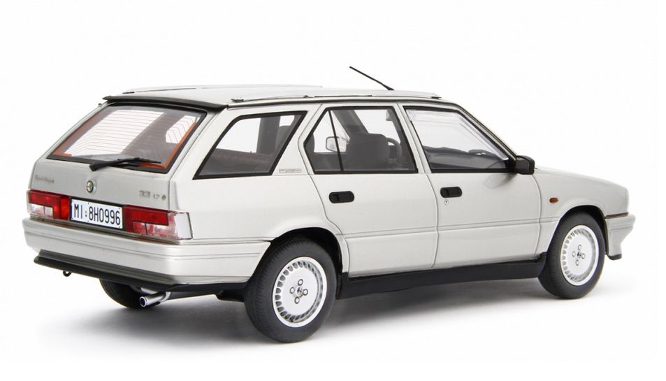Alfa Romeo 33 1.7 Sport Wagon Q.V. 1988 silver 1:18 Laudoracing Model