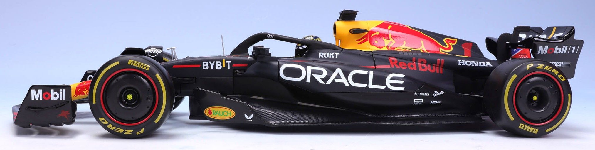 Red Bull RB19 #1 M.Verstappen Abu Dhabi GP 2023 Last Race Special WC Helmet 1:18 Bburago