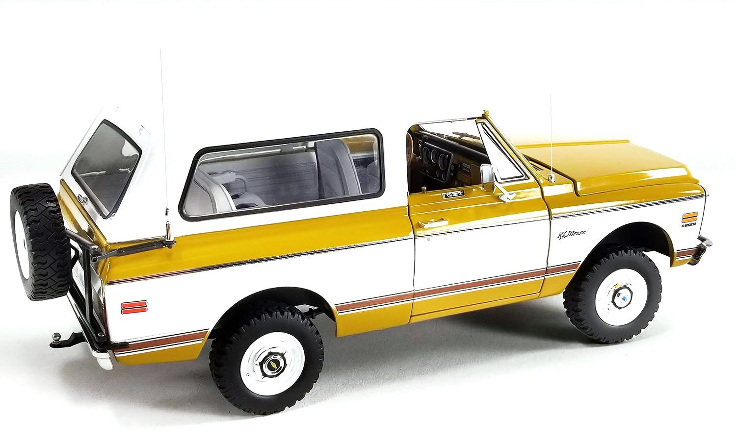 Chevrolet K5 Blazer Offroad with All New Parts 1971 ochre/mustard/white 1:18 Acme Diecast